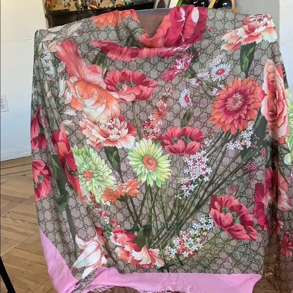 Gucci Authentic GG Blooms🌸🌺🌷Scarf wrap - Picture 4 of 4